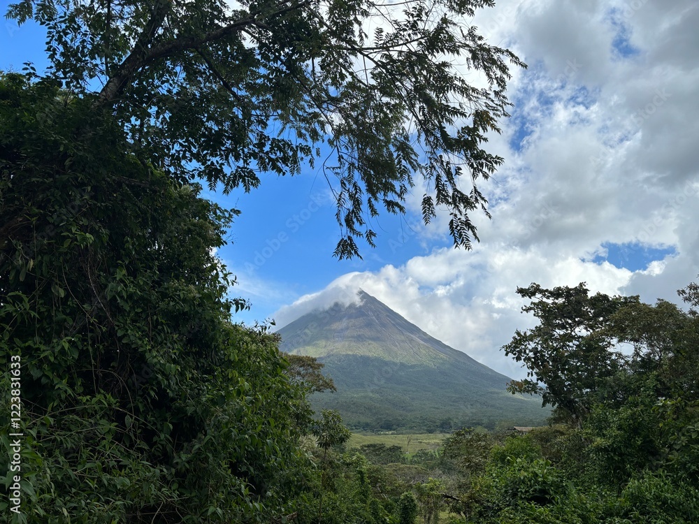 Obraz premium Arenal Volcano Far Costa Rica