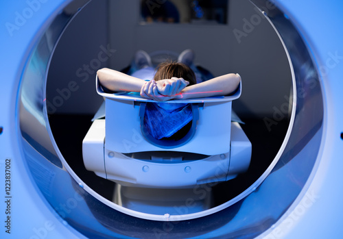 Foto Close up shot of a female patient lying on CT, PET, or MRI scan bed, moving inside the machine