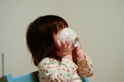 子どもが自分でご飯を食べる様子