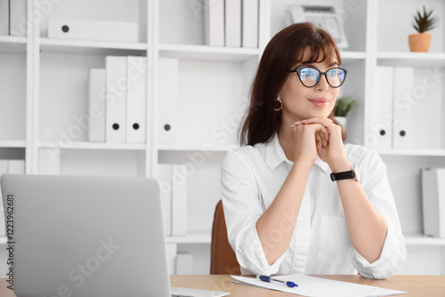 Beautiful businesswoman wor...