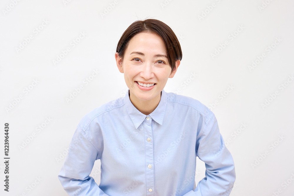 お辞儀する女性 白背景 カメラ目線 お辞儀する女性 白背景 カメラ目線