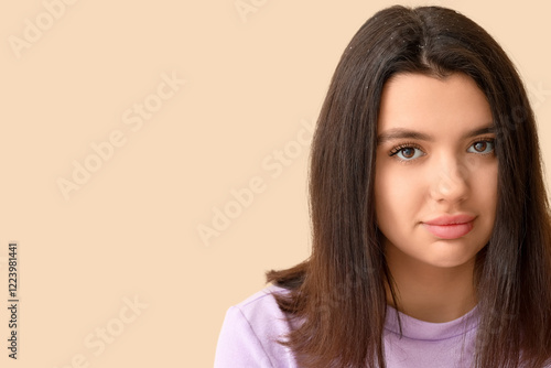 Young woman with dandruff p...