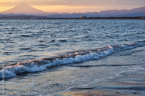 江ノ島（江の島）　片瀬西浜海水浴場（片瀬海岸西浜,　片瀬西浜海岸,　片瀬西浜・鵠沼海水浴場,　片瀬西浜鵠沼海水浴場, 　片瀬海岸）の夕日 （夕焼け,　夕景）と富士山　コピースペースあり（日本神奈川県藤沢市） photo