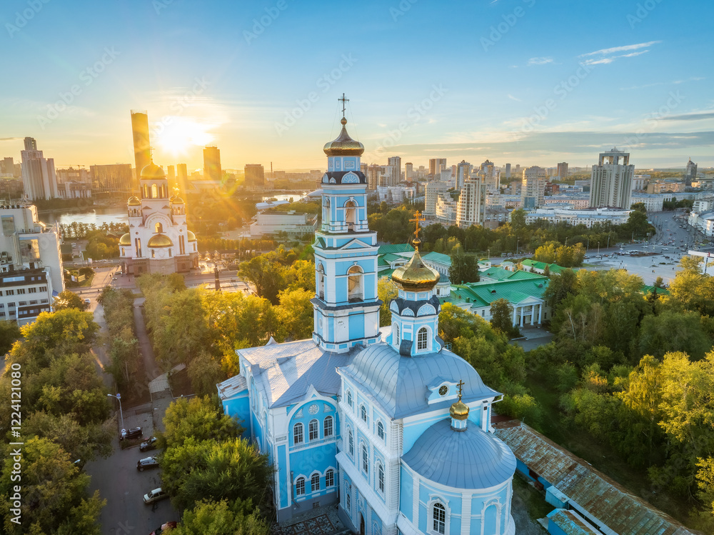 Φωτογραφία Summer Yekaterinburg, Temple of the Ascension and Temple on Blood in beautiful clear sunset