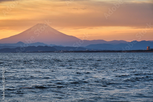 江ノ島（江の島）　片瀬西浜海水浴場（片瀬海岸西浜,　片瀬西浜海岸,　片瀬西浜・鵠沼海水浴場,　片瀬西浜鵠沼海水浴場, 片瀬海岸）の夕日 （夕焼け,　夕景）と富士山　コピースペースあり（日本神奈川県藤沢市）