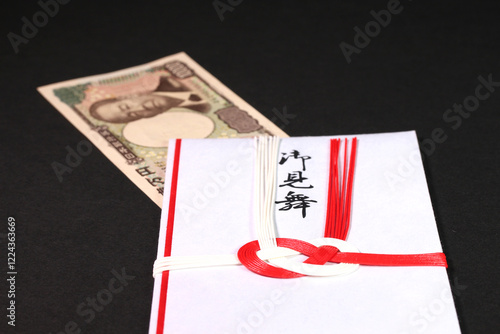 御見舞」と書かれた熨斗袋と一万円札