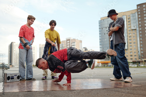 Konstfotografi Breakdancing Performers Displaying Street Dance Skills Outdoors