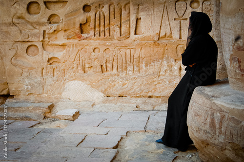 Mujer en templo Egípcio photo