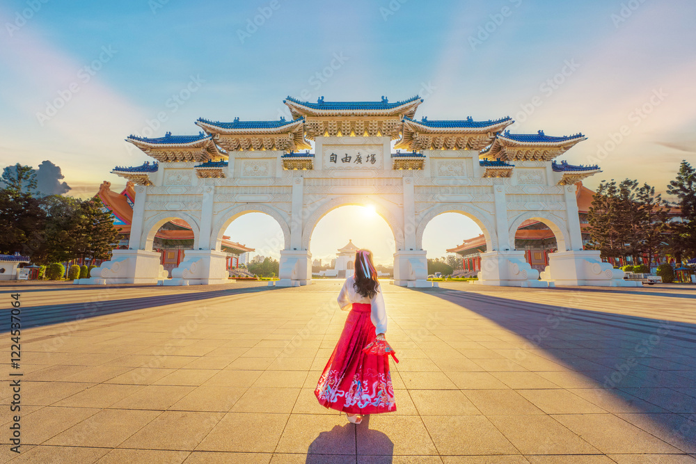 Obraz premium Asian woman walks in the Archway of Chiang Kai Shek Memorial Hall, Tapiei, Taiwan. The meaning of the Chinese text on the archway is 