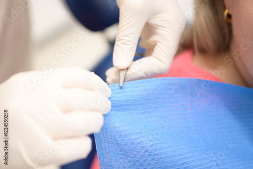 Detailaufnahme vom Anbringen des Patientenumhangs