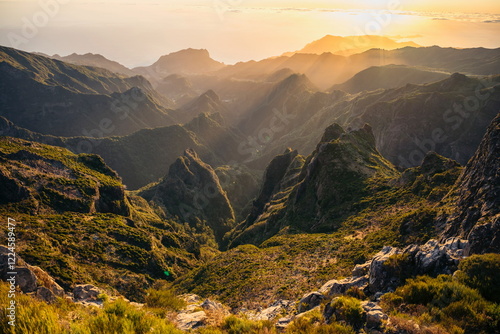 Sonnenaufgang mitten in den Bergen