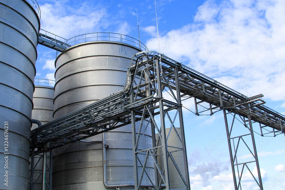 Silos, Tanks einer Industrieanlage. Silos, Tanks einer Industrieanlage.