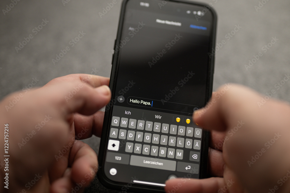 , Deutschland, 28.01.2025, Nahaufnahme eines Smartphones mit der Nachricht „Hallo Papa“ bzw. , Deutschland, 28.01.2025, Nahaufnahme eines Smartphones mit der Nachricht „Hallo Papa“ bzw.