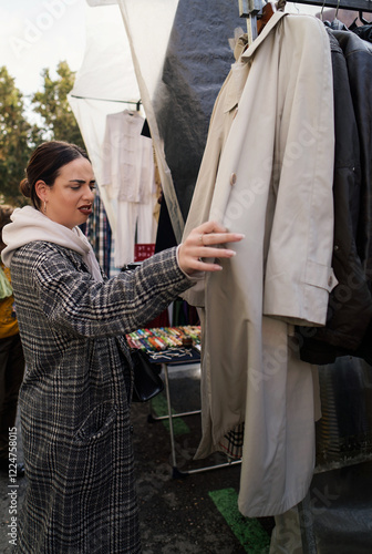Obraz na płótnie Woman choosing clothes at el rastro flea market in madrid w salonie