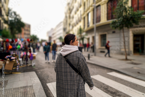 Obraz na płótnie Woman walking at el rastro flea market in madrid, spain w salonie