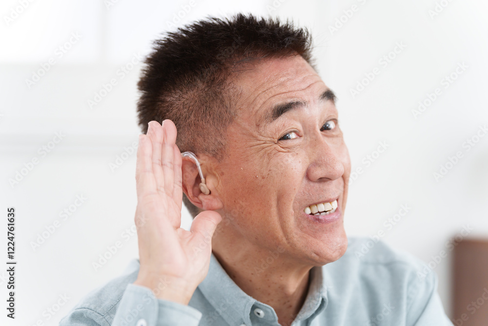 Obraz premium 補聴器をつけたシニア男性