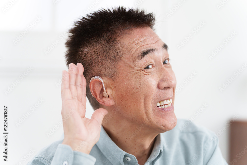 Obraz premium 補聴器をつけたシニア男性