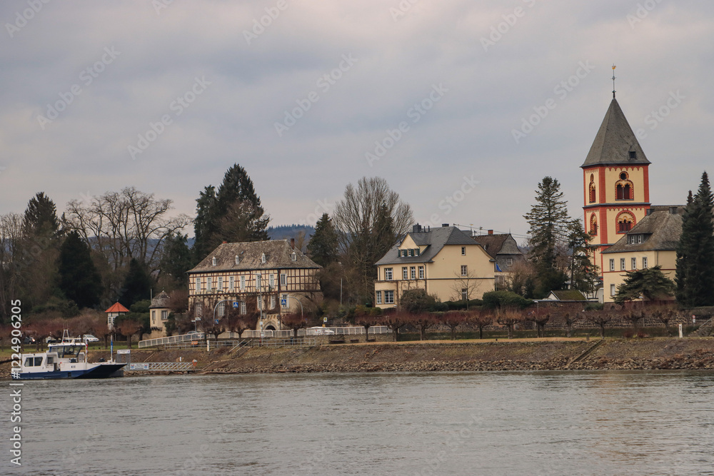 Rheinufer in Erpel mit St. Severinus; Blick von Remagen