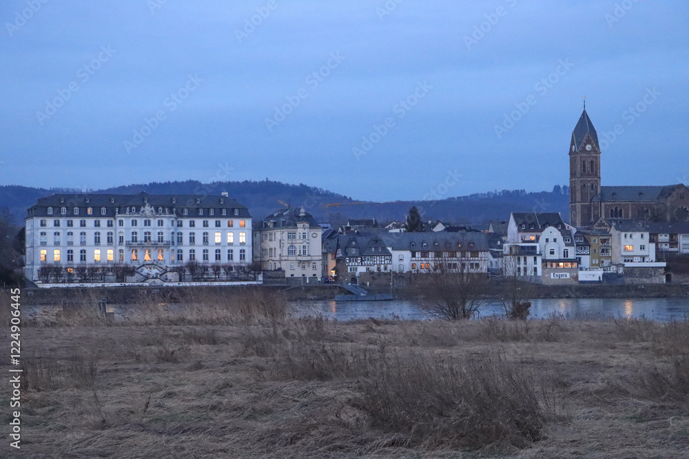 Blick auf Engers am Rhein mit Barockschloss im Abendlicht