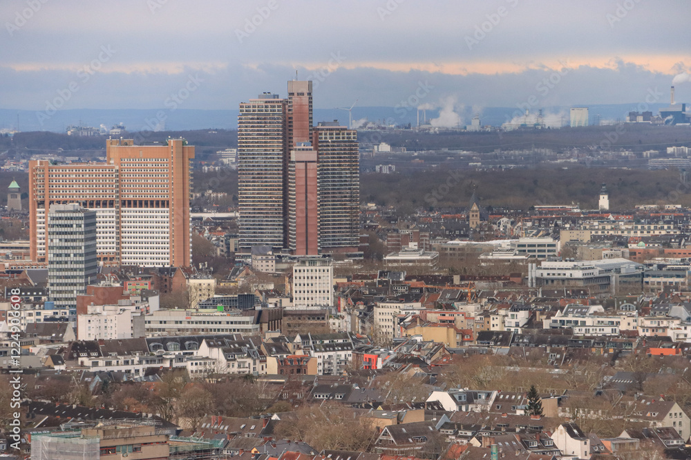 Köln am Rhein; Blick vom Dom nach Südwesten mit Justizzentrum, Uni-Center und den Kohlekraftwerken am Horizont
