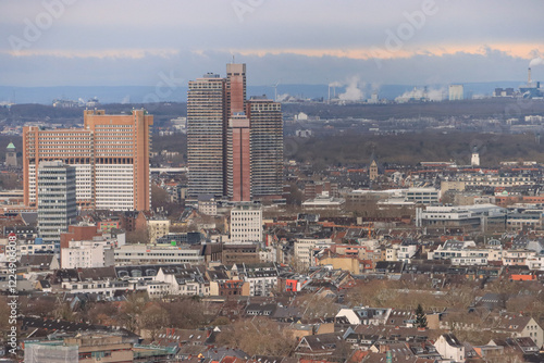 Obraz na płótnie Köln am Rhein; Blick vom Dom nach Südwesten mit Justizzentrum, Uni-Center und den Kohlekraftwerken am Horizont w salonie