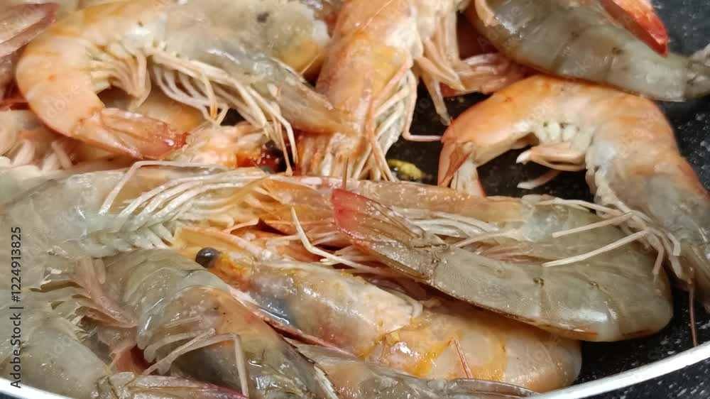 gambas, en gros plan, en cuisson dans une poêle gambas, en gros plan, en cuisson dans une poêle