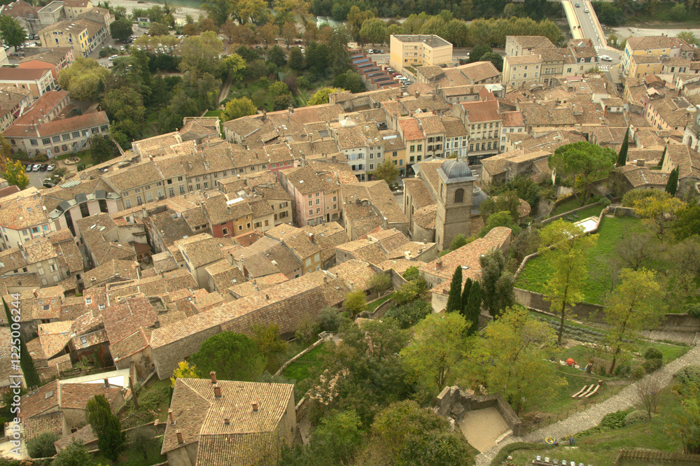 Vue aérienne sur la ville de Crest, située dans le département de la Drôme en France Vue aérienne sur la ville de Crest, située dans le département de la Drôme en France