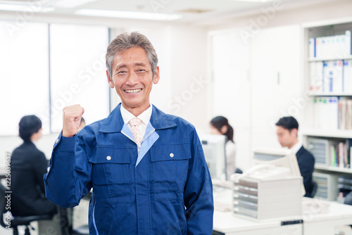 オフィスのメンテナンス・清掃をする作業服の男性 photo