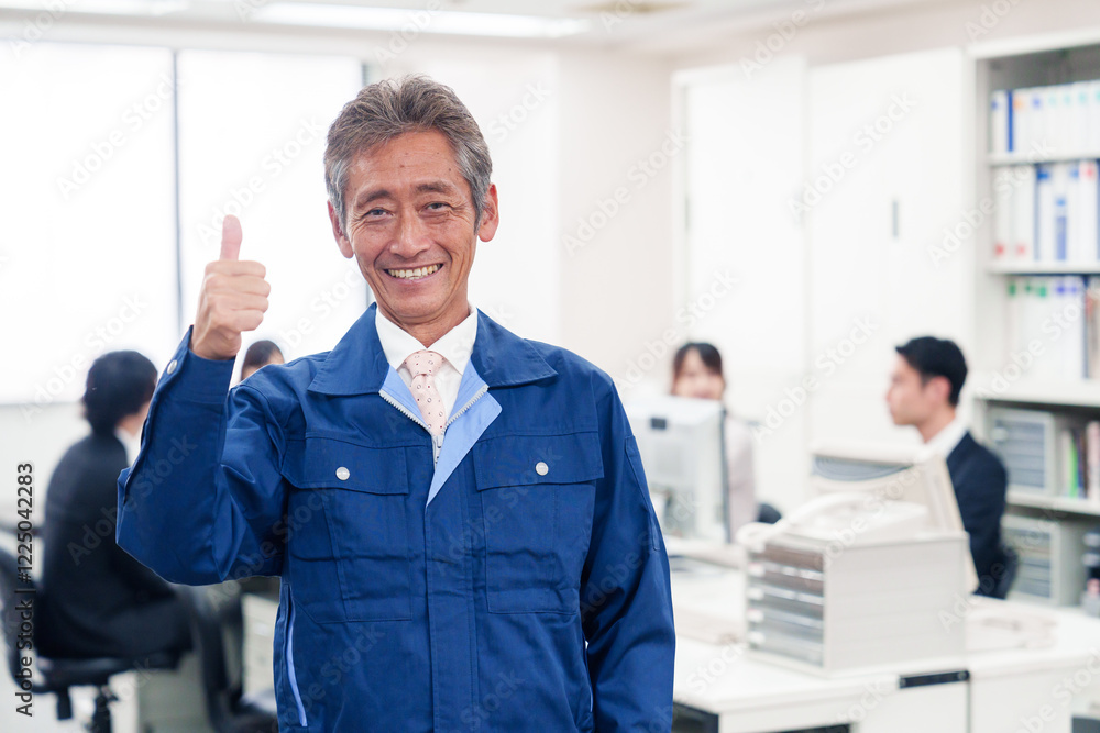 Fototapeta premium オフィスのメンテナンス・清掃をする作業服の男性