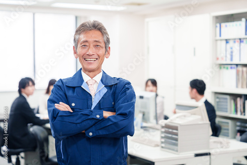 オフィスのメンテナンス・清掃をする作業服の男性 photo