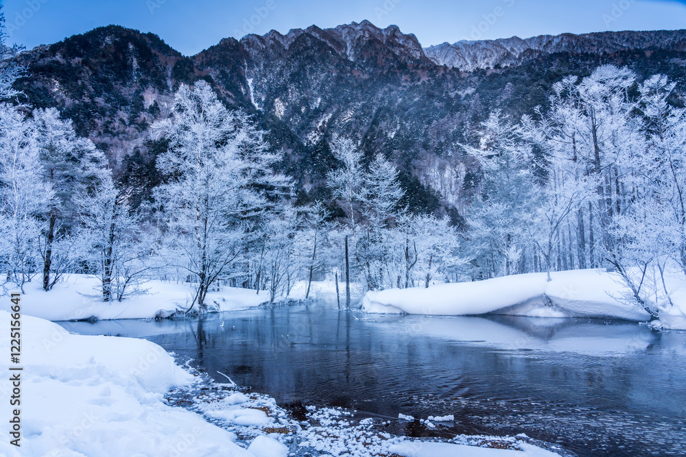 冬の上高地スノーハイク 田代池朝日にキラキラ輝く霧氷
