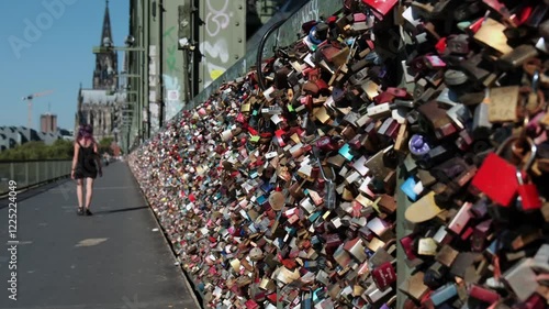 Wallpaper Mural MC_Hohenzollernbrücke_Koeln 2 Torontodigital.ca