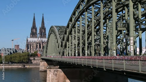 Wallpaper Mural MC_Hohenzollernbrücke_Koeln 1 Torontodigital.ca