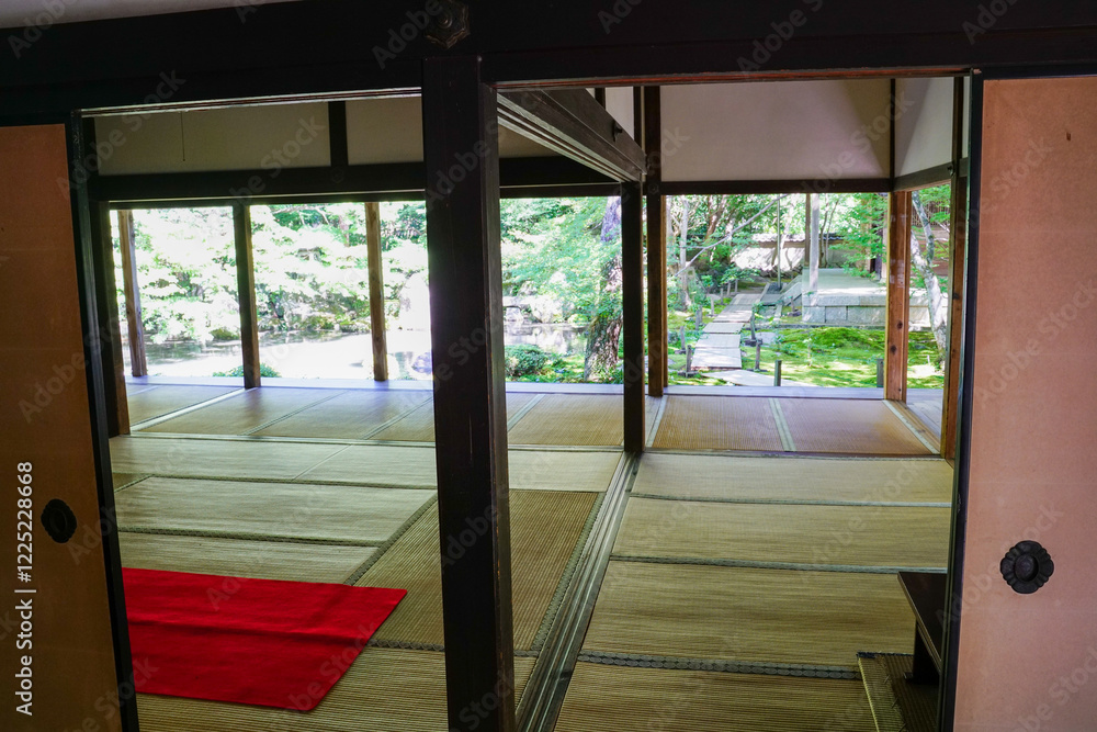 Fototapeta premium 京都洛北の寺院の境内