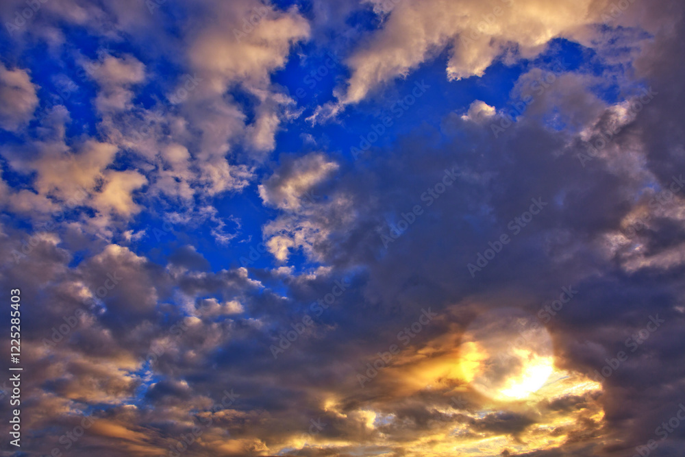 Obraz premium Evening sunshine background with clouds dramatic sky.