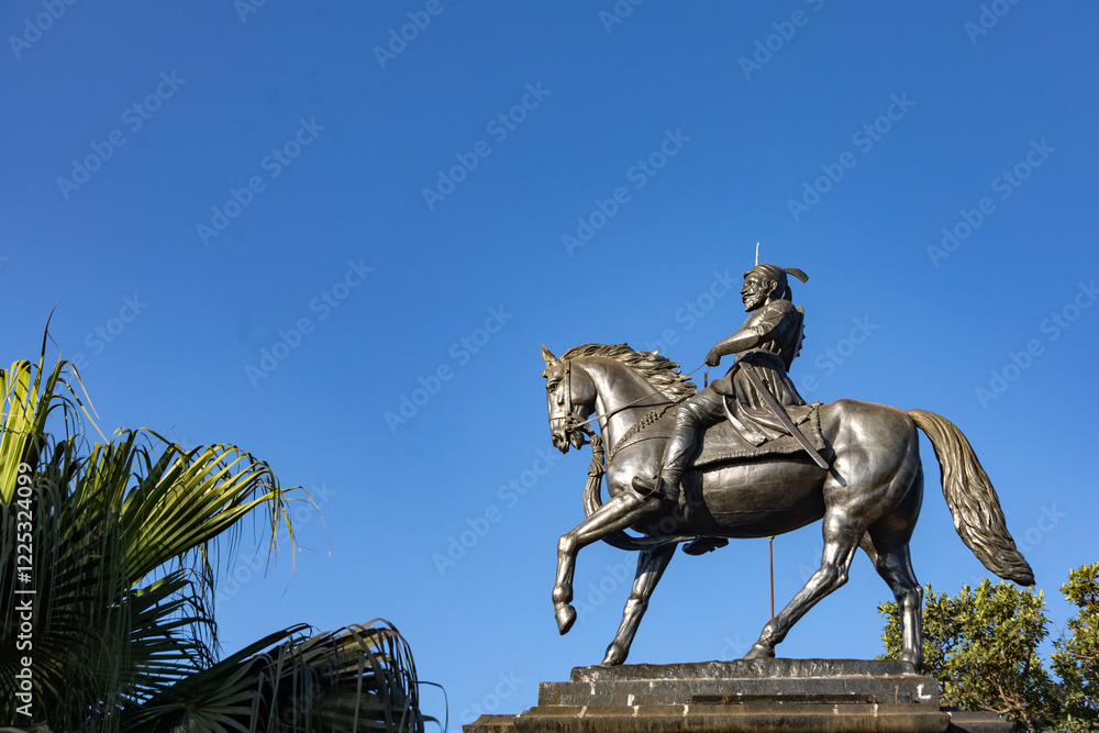Obraz premium Statue of Chhatrapati Shivaji Maharaj on horseback riding a horse with raised sword Pratapgad, Maharashtra, India