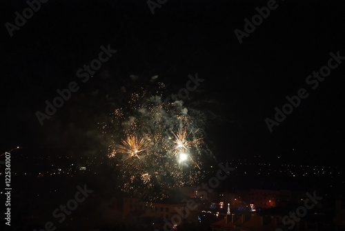 Iluminacje sylwestrowe - wybuchające fajerwerki nad miastem. Świętowanie nowego roku w sylwestra w Ostrowcu kilka lat temu. photo