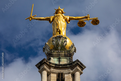 Quadro su tela Lady Justice Statue at the Old Bailey in London, UK