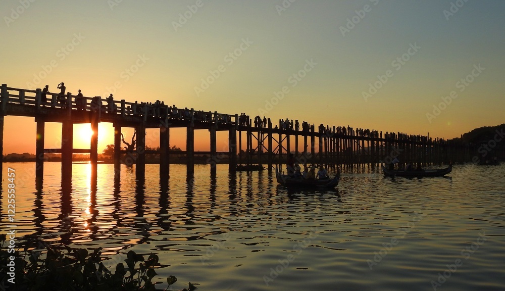 U Bein Bridge, Lake Taungthaman, Amarapura, Myanmar, Burma U Bein Bridge, Lake Taungthaman, Amarapura, Myanmar, Burma