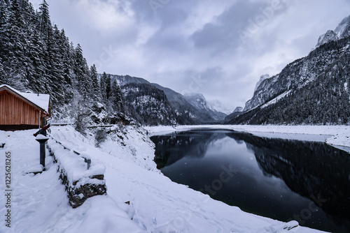 Hermosa vista de lago en Austria, tiempo de invierno.