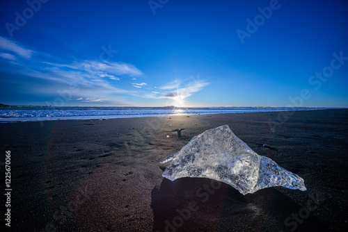 Obraz na płótnie Loose segments of glacier washed out of Jokulsarlon glacial lake onto Diamond Beach on Iceland w salonie