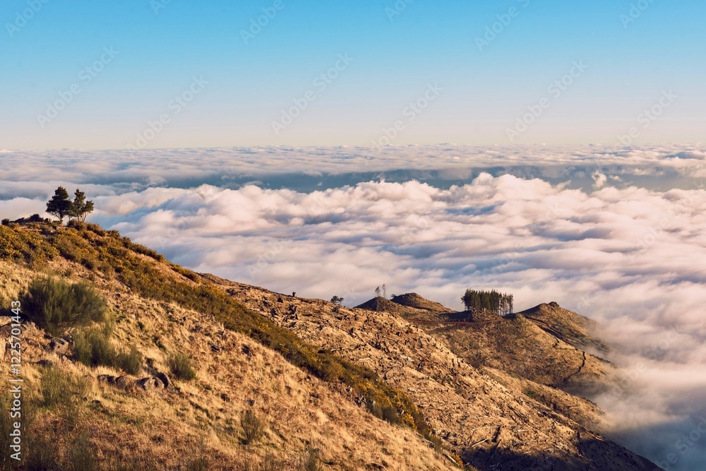 Obraz premium Über den Wolken: Wandern mit traumhaftem Aussichten am Pico do Arieiro (Madeira, Portugal).