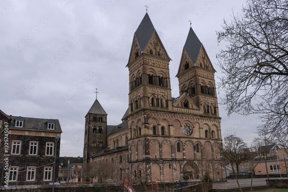 Romanisches Juwel in Andernach am Rhein; Pfarrkirche Maria Himmelfahrt (Mariendom) von Westen gesehen