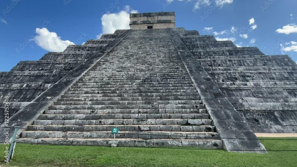 Kukulcan Pyramid at Chichen Itza, Mayan ruins in Mexico Kukulcan Pyramid at Chichen Itza, Mayan ruins in Mexico