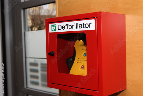 Defibrillator im Eingangsbereich eines öffentlichen Gebäudes photo