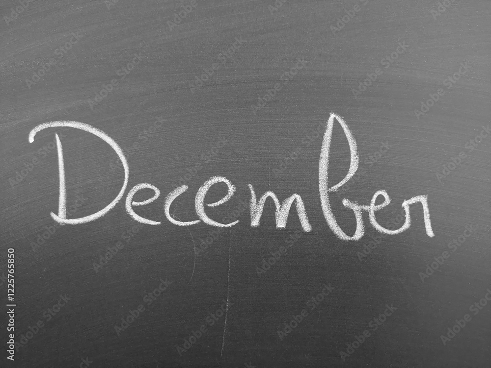 Obraz premium Handwritten Script of the Word December on Chalkboard in Stylish Cursive Letters