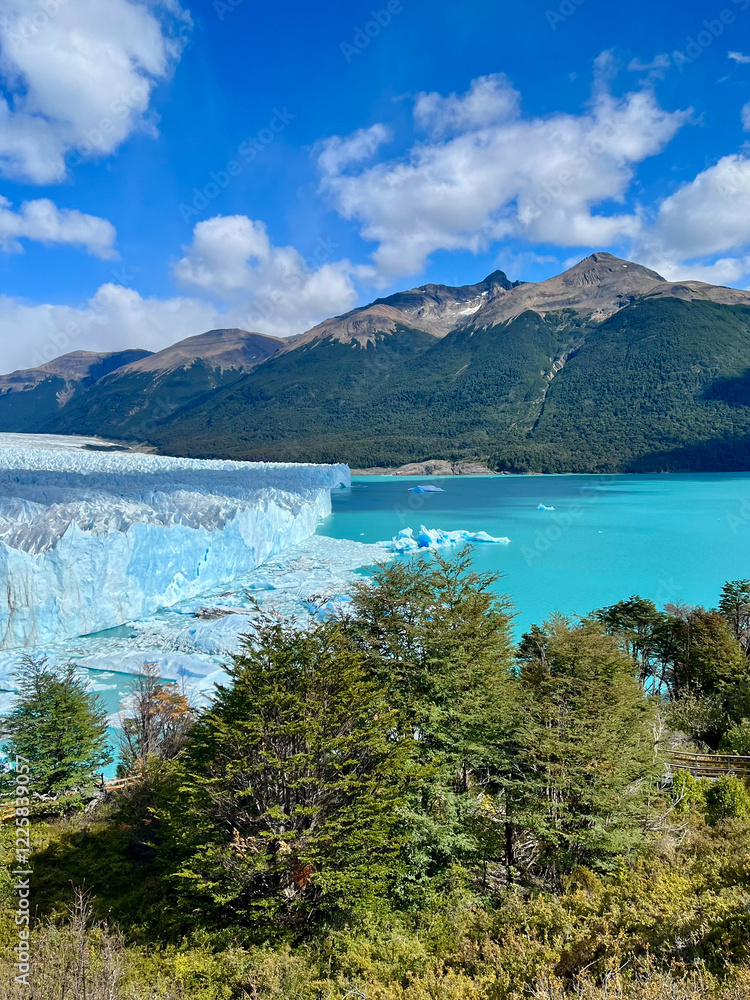 Obraz premium Sunny day at Perito Moreno's glacier