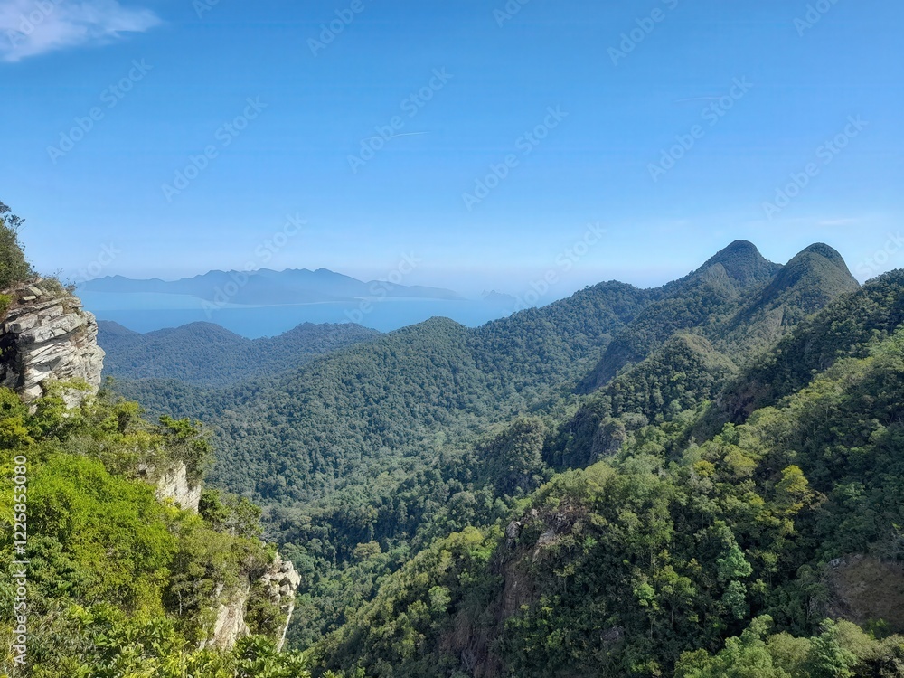 Fototapeta premium Breathtaking panoramic mountain views reveal a lush green landscape under a vast blue sky