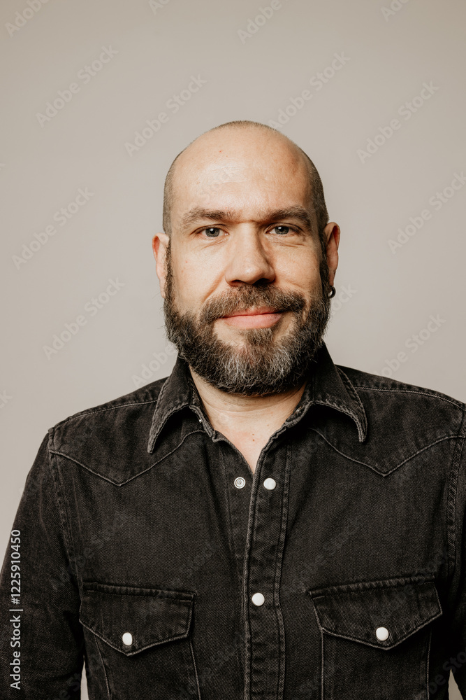 Obraz premium Vertical portrait of bearded mature man looking at the camera. Mindset concept.
