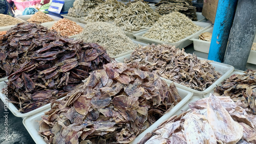 Εκτύπωση καμβά dried seafood forsale in local market in Thailand
